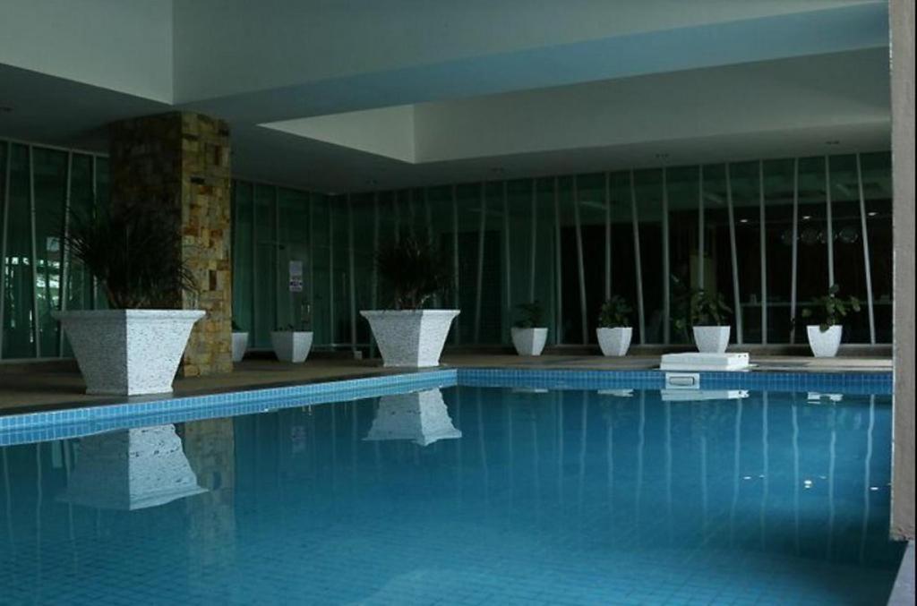 Private Viana Court Service 4 With Private Parking *