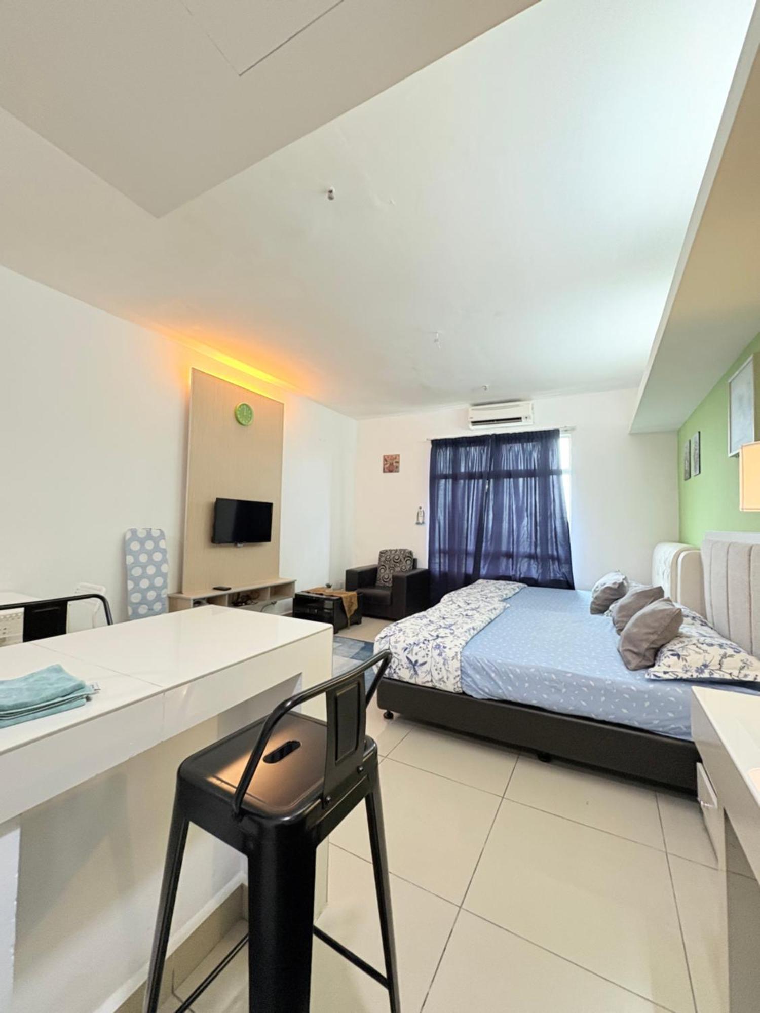 Private Viana Court Service 4 With Private Parking