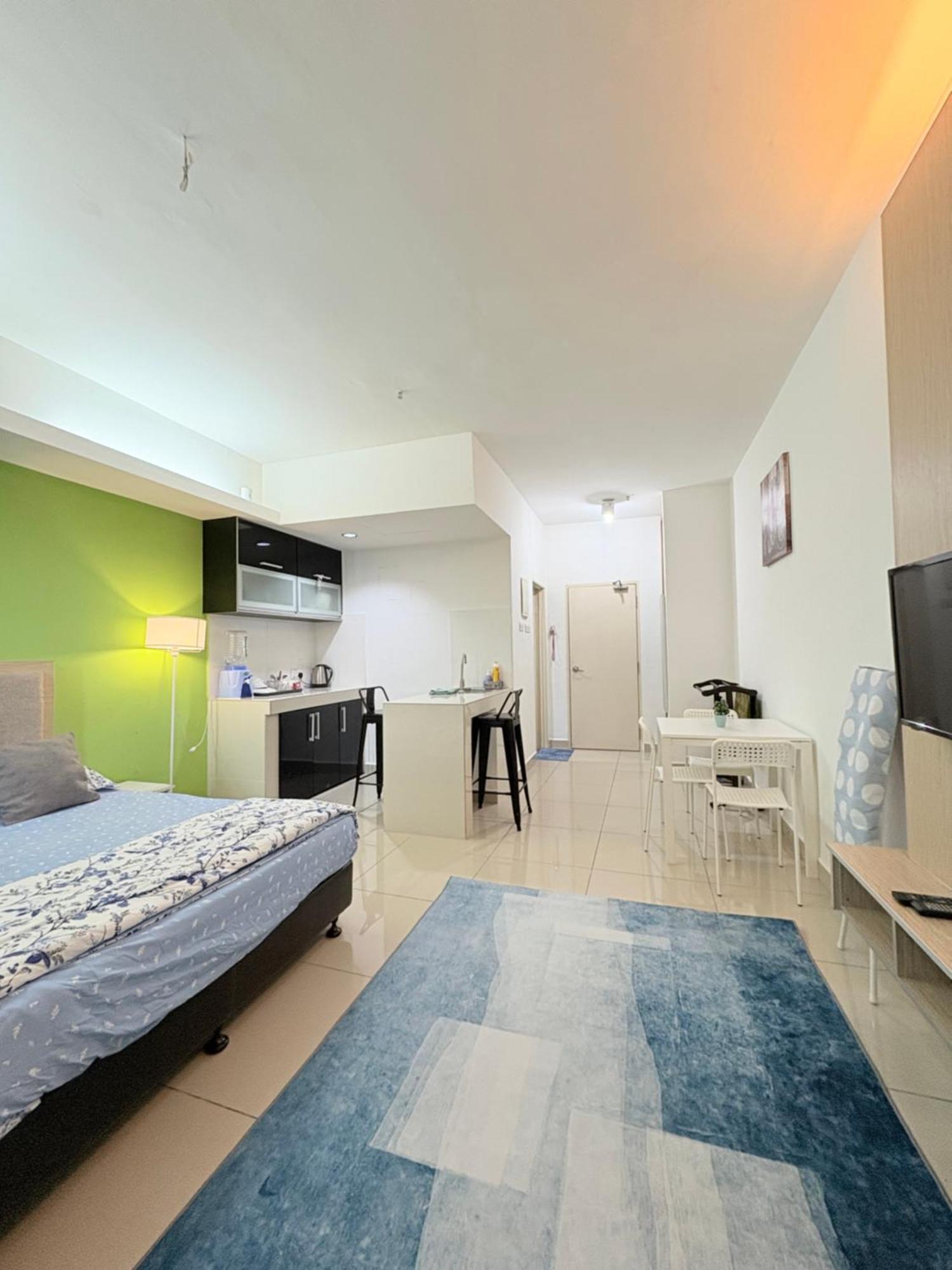 Private Viana Court Service 4 With Private Parking *