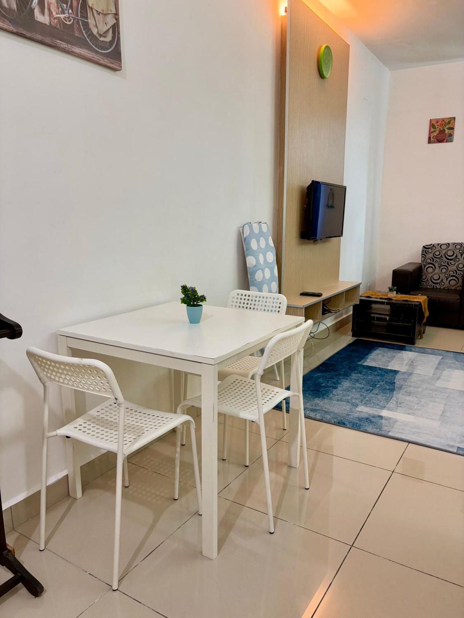 Private Viana Court Service 4 With Private Parking Apartment
